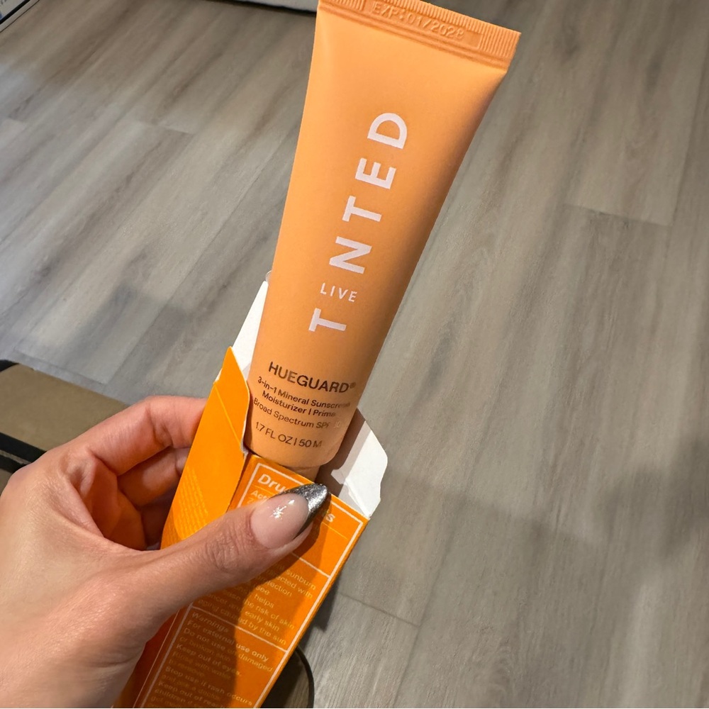 Live Tinted HUEGUARD 3-in-1 Mineral Sunscreen, Moisturizer, Primer SPF 30 - Picture 11 of 12